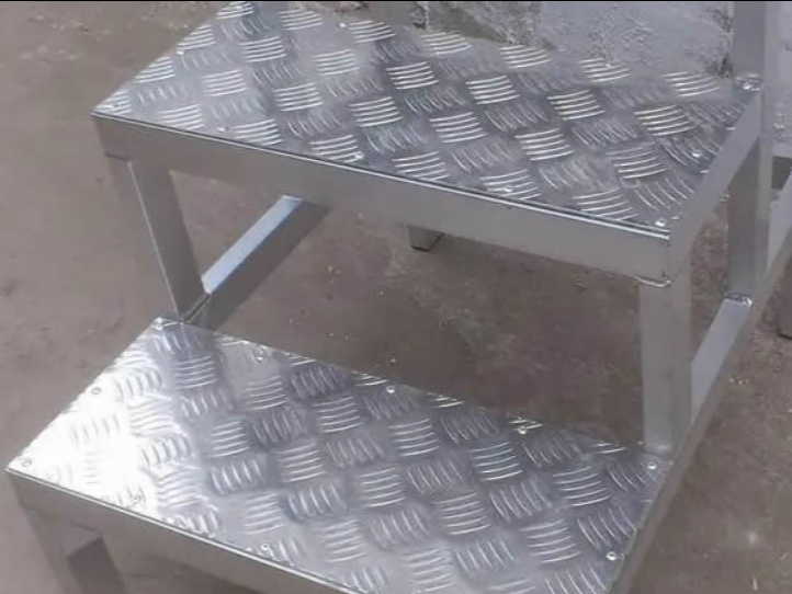 Aluminum alloy anti-skid checkered plate for foot treads 